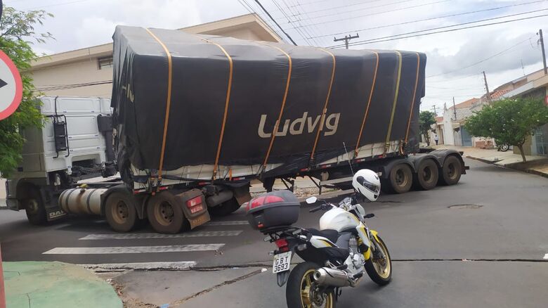 Carreta carregada com algodão com a carga tombada: ruas interditadas - Crédito: Maycon Maximino
