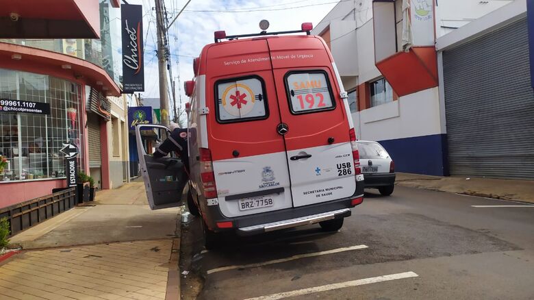 Motociclista foi socorrida pelo Samu à Santa Casa - Crédito: Maycon Maximino