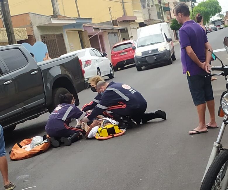 Motociclista sofreu fratura na perna esquerda - Crédito: Maycon Maximino