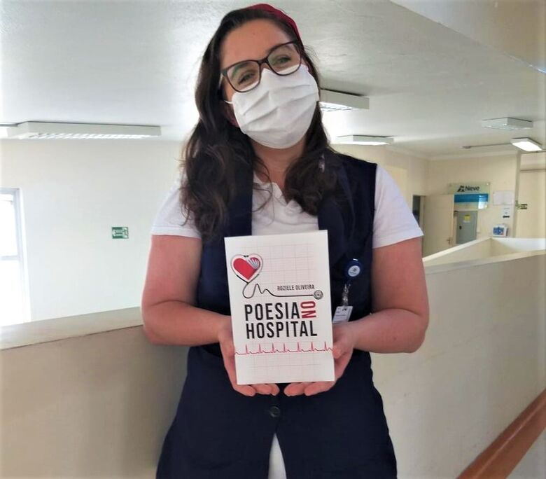 Roziele lançou o livro para homenagear todos os pacientes que receberam seus cuidados e seus poemas - Crédito: Divulgação