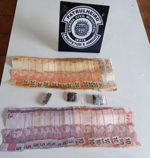 O dinheiro e a droga apreendida que estavam com os suspeitos - Crédito: Divulgação