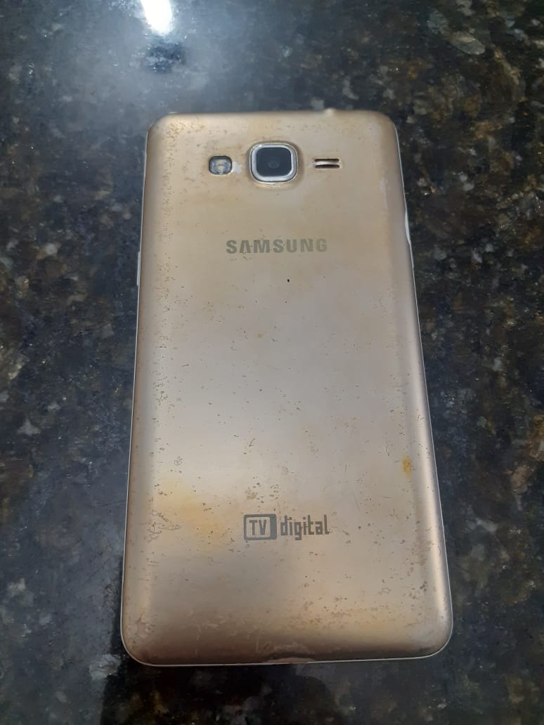 Câmeras flagram mulher furtando celular em UBS -