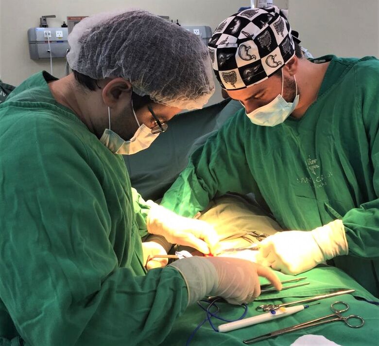 Médicos do Serviço de Cirurgia Geral da Santa Casa em procedimento feito no hospital - Crédito: Divulgação
