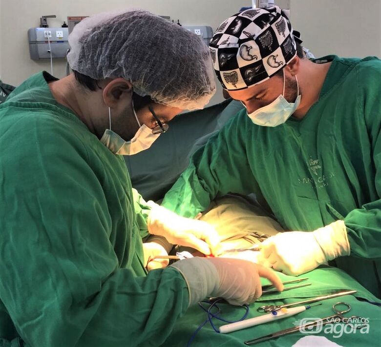 Médicos do Serviço de Cirurgia Geral da Santa Casa em procedimento feito no hospital - Crédito: Divulgação