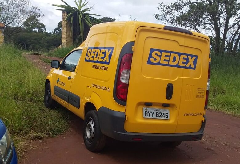 Carro dos Correios levado em roubo é localizado em estado de abandono -