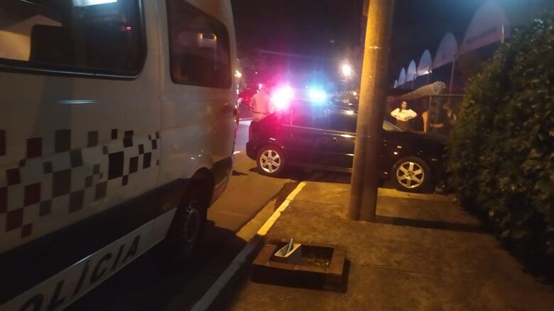 Homem fica ferido após bater carro em portão na Miguel Petroni - Crédito: Maycon Maximino