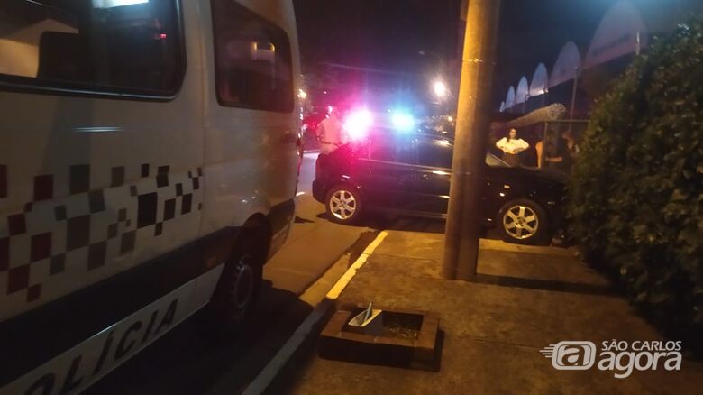 Homem fica ferido após bater carro em portão na Miguel Petroni - Crédito: Maycon Maximino