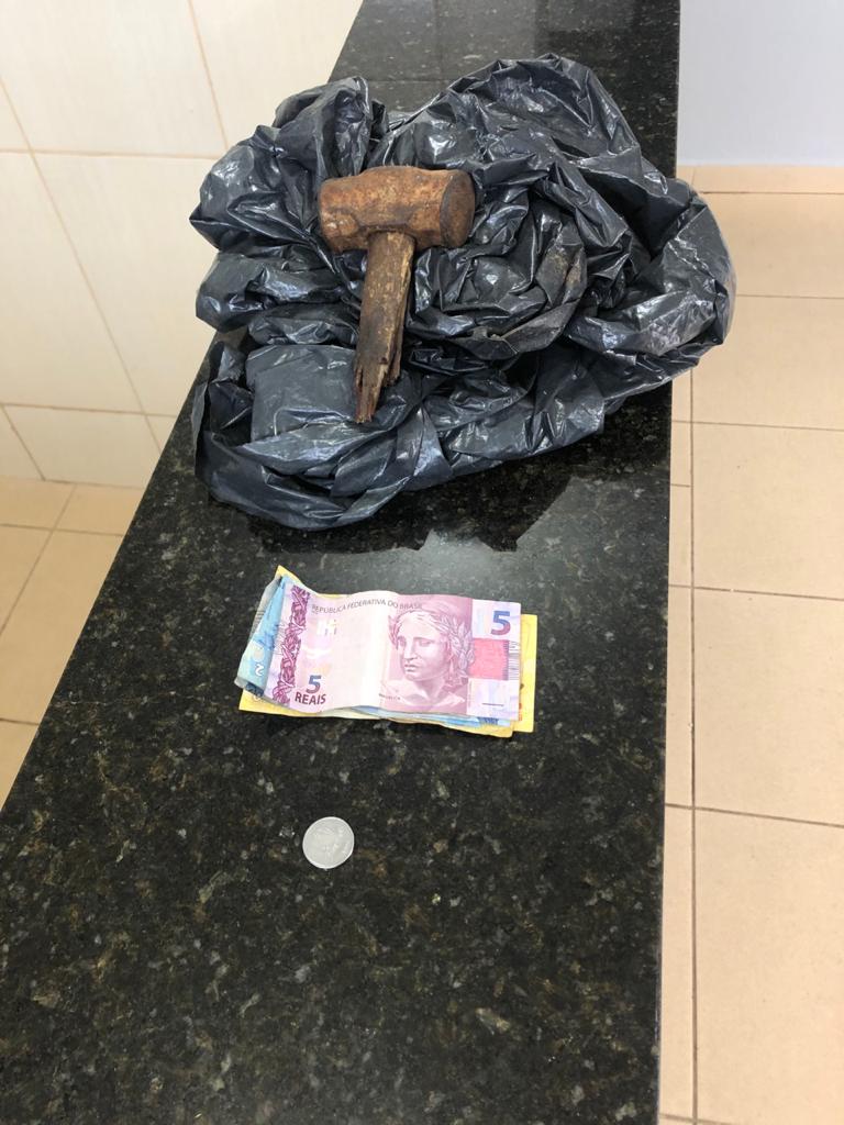Ladrão é flagrado em cima de árvore furtando fios -