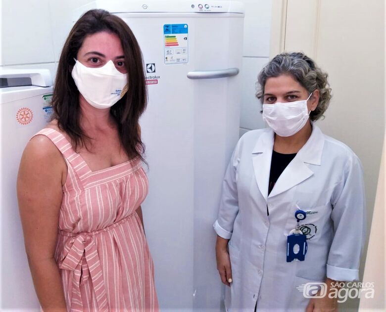 A Presidente do Rotary Clube São Carlos Norte, Sabrina Soares de Proença Vieira, juntamente com a enfermeira do Banco de Leite, Karine Silva, na entrega do novo freezer - Crédito: Divulgação