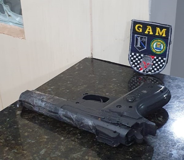 A pistola falsa foi recuperada pela GM e apreendida no plantão policial - Crédito: Divulgação