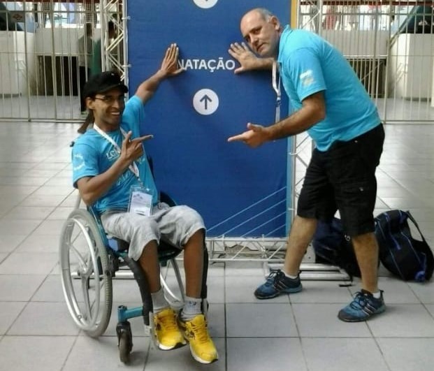 Foto de arquivo (2017), onde Elton e Mitcho comemoram título brasileiro obtido pelo nadador no Centro Olímpico, em São Paulo - Crédito: Arquivo/LCN