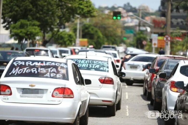 Uma das carreatas ocorridas em São Carlos pelos motoristas por aplicativos: movimento busca melhores condições de trabalho - Crédito: Divulgação