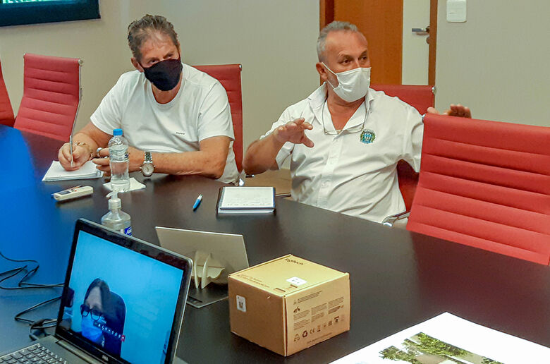 Prefeito José Luiz Parella, acompanhado do secretário municipal de Assuntos Jurídicos, Dr. Alessandro Rosa - Crédito: divulgação