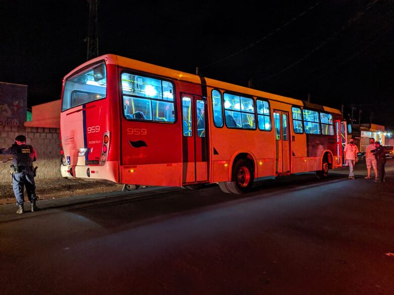 Ônibus envolvido no acidente. Coletivo transitava pela preferencial. - Crédito: Maycon Maximino