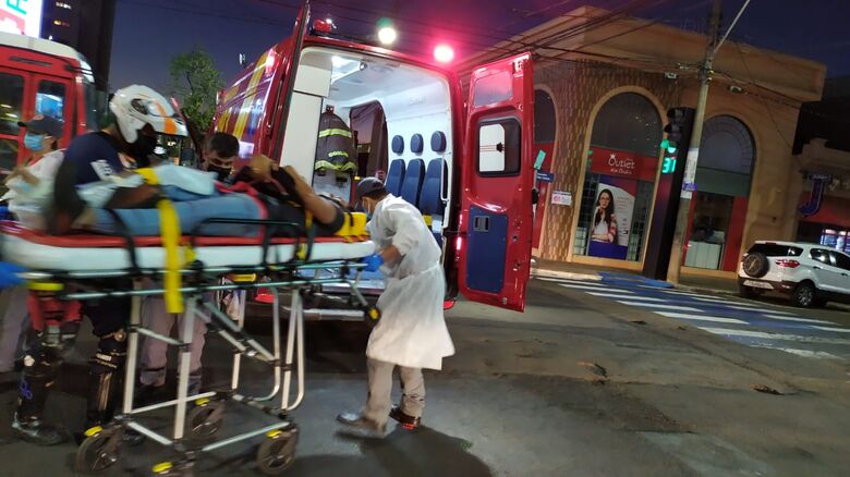 Pedestre sofre fraturas após ser atropelado no Centro - Crédito: Maycon Maximino