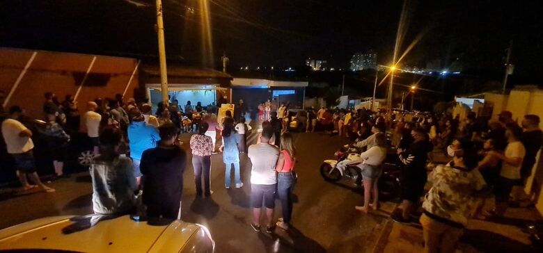 Amigos prestam homenagem a jovem que morreu vítima da Covid-19 - Crédito: divulgação