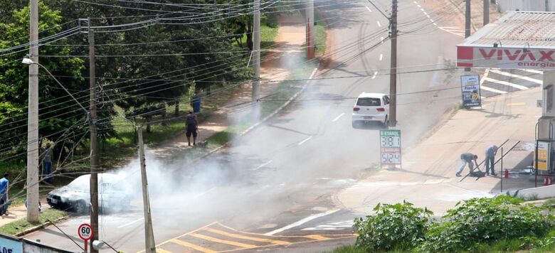 Principio de incêndio atingiu veículo na região do SESC - Crédito: Mariana Ferrari Rebello/Whatsapp SCA - 99963-6036
