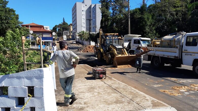 Serviços Públicos inicia trabalho de recuperação da ponte no parque Arnold Schimidt - Crédito: divulgação