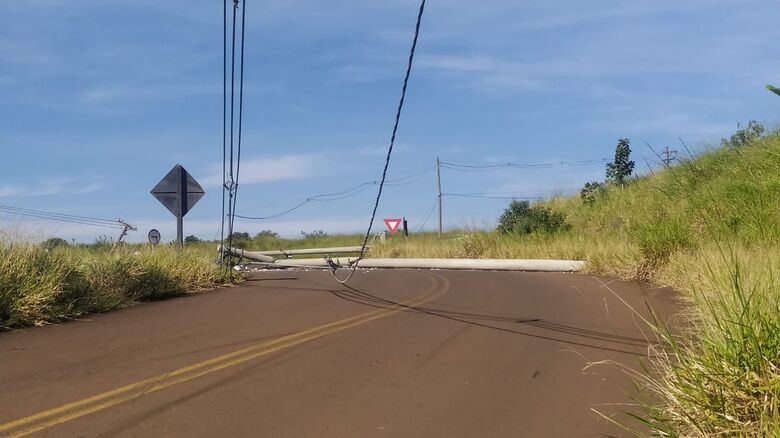 Postes são derrubados após colisão - Crédito: Maycon Maximino