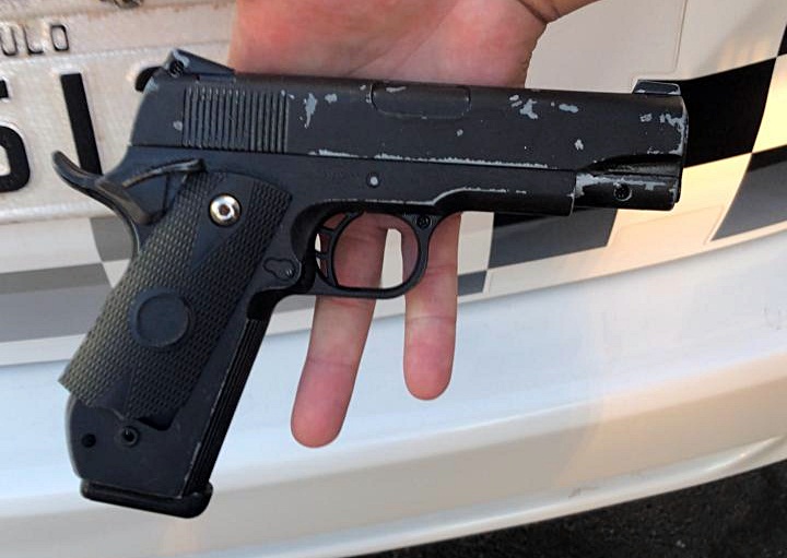 Réplica de pistola que foi apreendida com o adolescente. - Crédito: Maycon Maximino