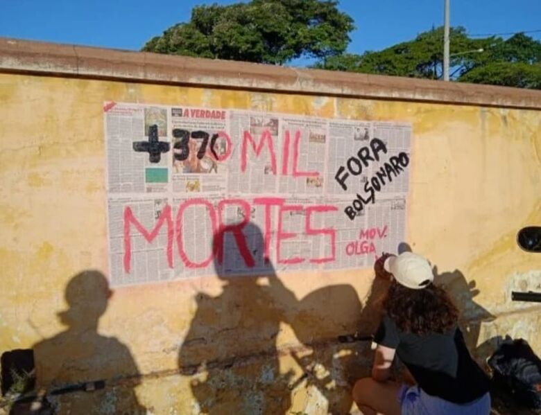 Estudantes são surpreendidos colando cartazes no muro do cemitério Nossa Senhora do Carmo - Crédito: divulgação/GCM