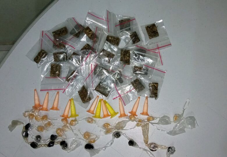 Dupla foge e abandona sacola com drogas no CDHU em Ibaté - Crédito: divulgação/PM