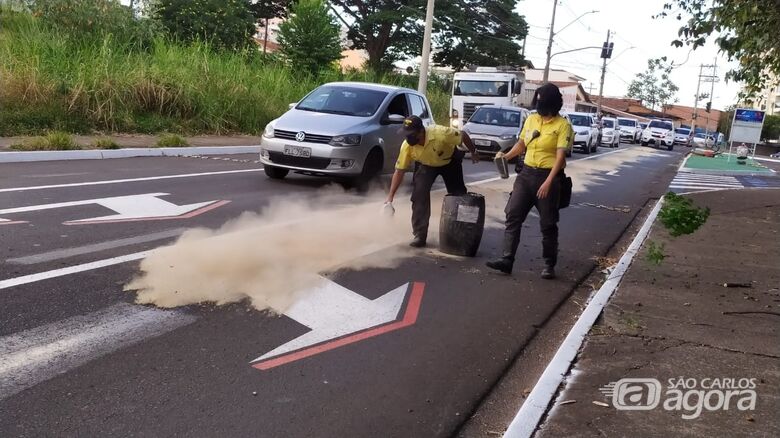 Agentes de trânsito espalham serragem sobre o asfalto - Crédito: Maycon Maximino