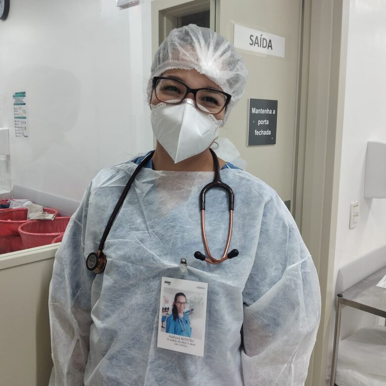 Profissional do HU paramentada utilizando o crachá humanizado - Crédito: HU-UFSCar