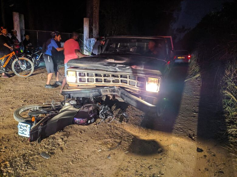 Motociclista a caminho do trabalho é atingido por caminhonete em estrada de terra - Crédito: Maycon Maximino