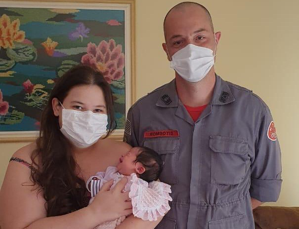 Mãe pede ajuda em quartel e bebê engasgada é salva por bombeiros - Crédito: divulgação