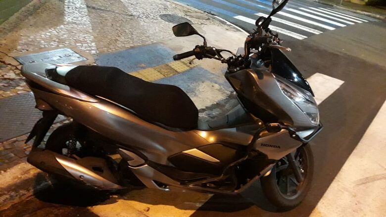 Resíduos de lixo causam a queda de três motoboys no Centro - Crédito: Whatsapp SCA - 99963-6036