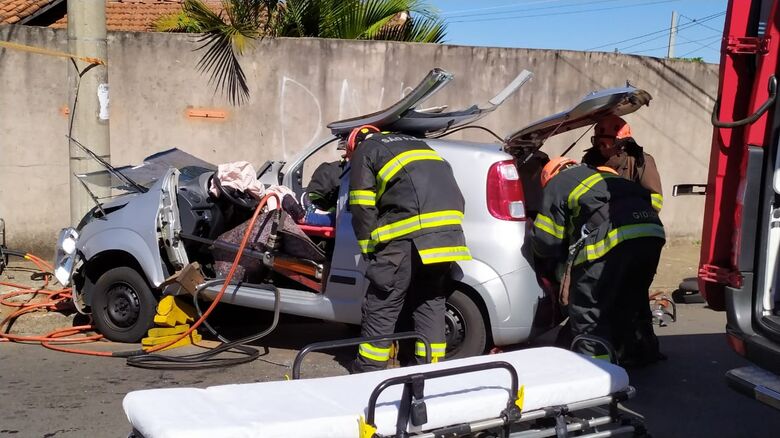 Uno foi serrado ao meio para o resgate à vítima do acidente - Crédito: Maycon Maximino
