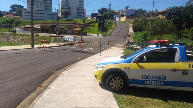 Buraco no asfalto colocou em alerta agentes de trânsito - Crédito: divulgação