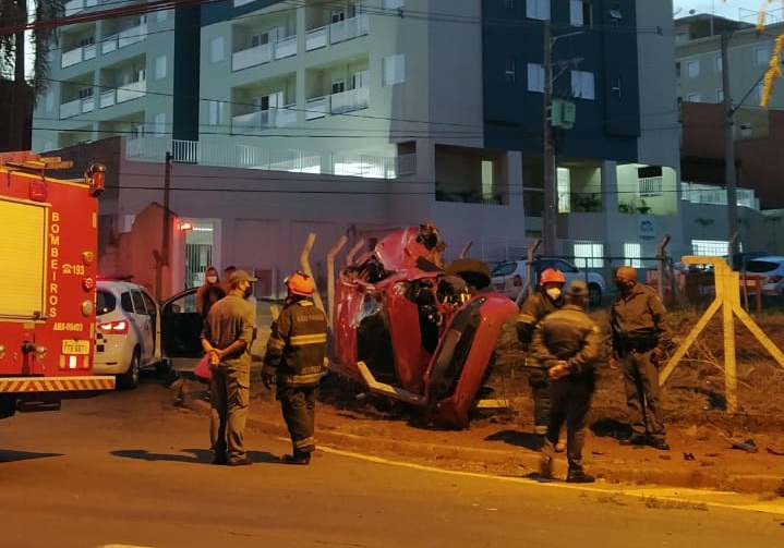 Punto com seis pessoas capotou na marginal - Crédito: São Carlos Agora