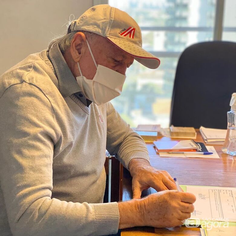 Airton Garcia abre os olhos após estímulos, mas continua em ventilação mecânica -