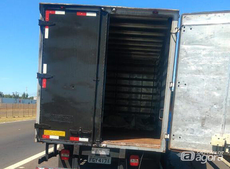 Caminhão baú que foi abordado pela Polícia Rodoviária em Ibaté - Crédito: Colaborador SCA