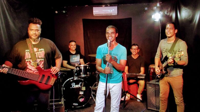Vander Sousa irá lançar a música "Sintomas do Amor," um pop romântico de sua autoria - Crédito: arquivo pessoal