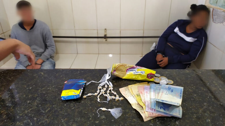 A droga que foi apreendida pela PM: ao fundo, o casal suspeito - Crédito: Maycon Maximino