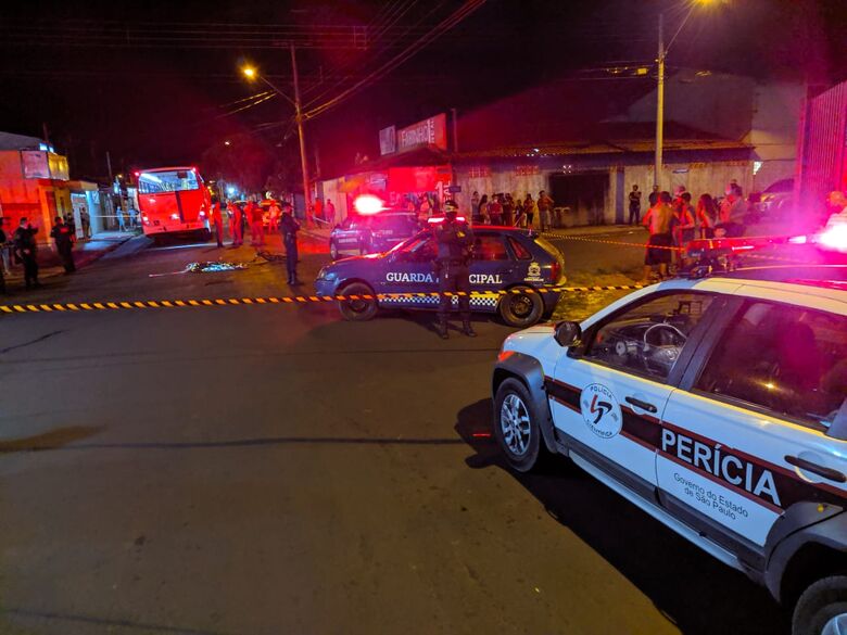 Foto mostra movimentação no local logo após a tragédia - Crédito: Maycon Maximino