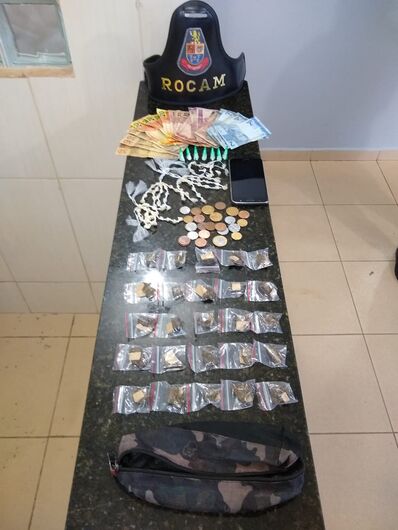 Adolescentes são flagrados com drogas no CDHU - Crédito: divulgação