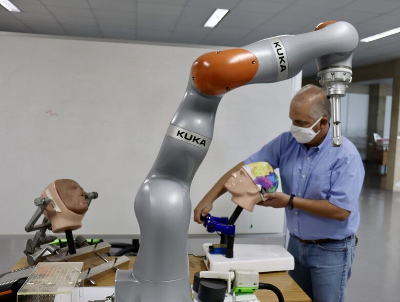 "Robô-neurocirurgião'' está sendo construído e testado dentro de um dos hangares do Departamento de Engenharia Aeronáutica da EESC - Crédito: Assessoria de Comunicação da EESC/USP