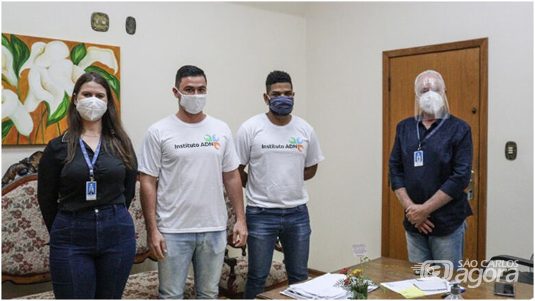 Equipe do Instituto ADN entrega R$21 mil em anestésicos para a Santa Casa. - Crédito: Foto: Divulgação.