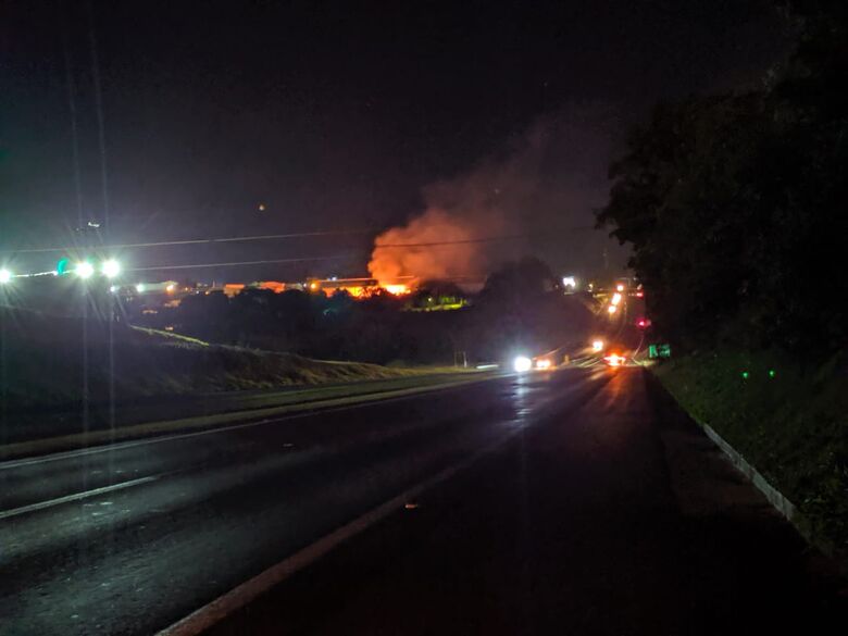 Da rodovia Washington Luís dava para ver as labaredas causadas pelo fogo em um monte de entulho - Crédito: Maycon Maximino