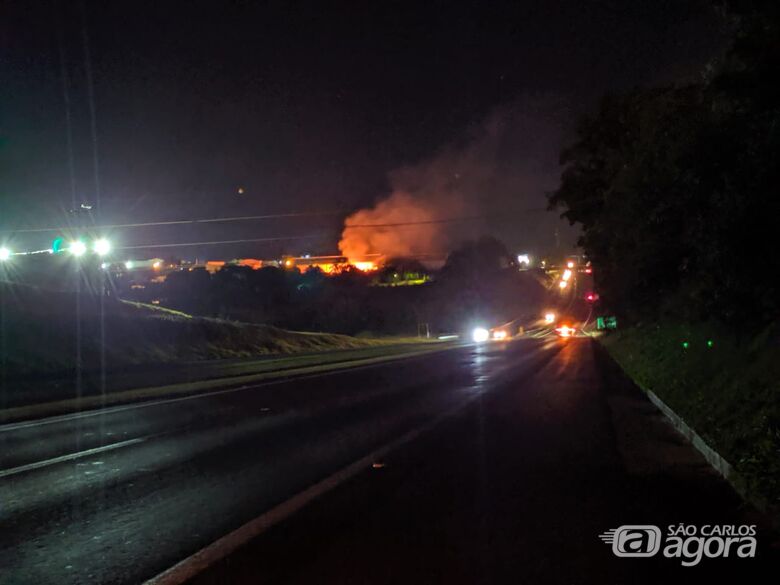 Da rodovia Washington Luís dava para ver as labaredas causadas pelo fogo em um monte de entulho - Crédito: Maycon Maximino