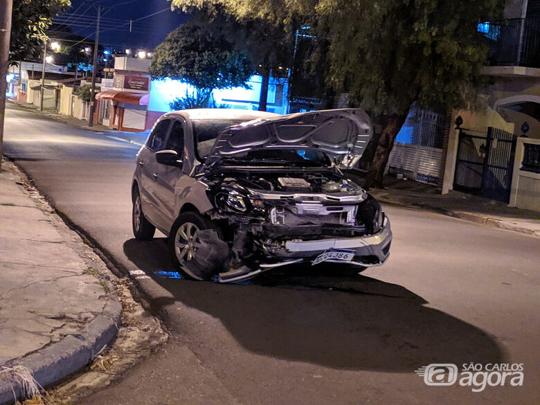 Frente do carro ficou destruída após o forte impacto causado pela colisão - Crédito: Maycon Maximino