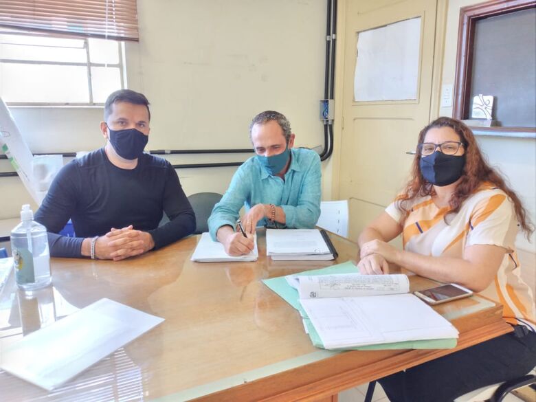 Rodson protocola documentação para aprovação do Projeto Habitacional Jardim Vitória - Crédito: divulgação