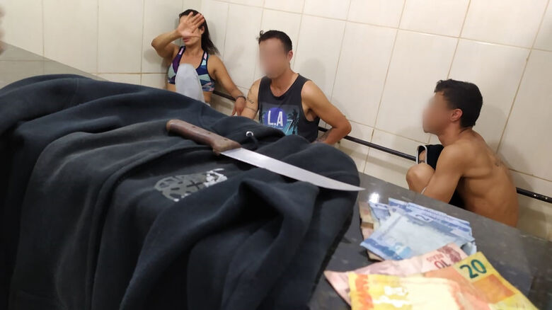 Dois homens e uma mulher foram encaminhados ao Plantão Policial - Crédito: Maycon Maximino