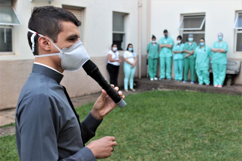 Padre Robson Caramano em momento de oração com os profissionais da Santa Casa - Crédito: Divulgação