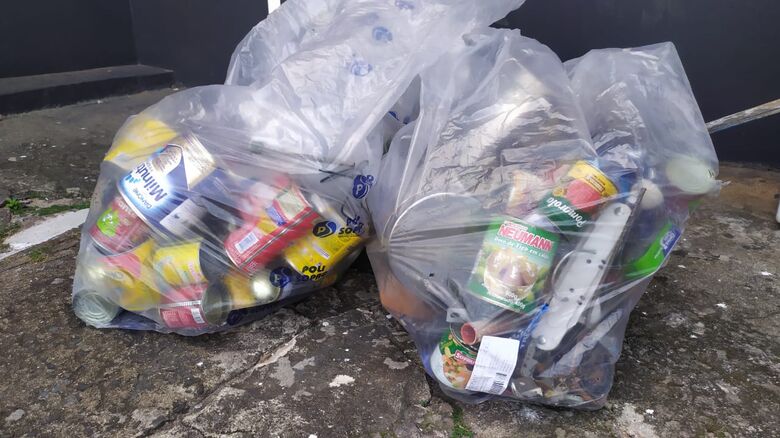 Ladrão chegou a se apoderar de dois sacos de materiais recicláveis - Crédito: Maycon Maximino