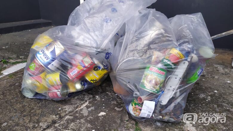Ladrão chegou a se apoderar de dois sacos de materiais recicláveis - Crédito: Maycon Maximino